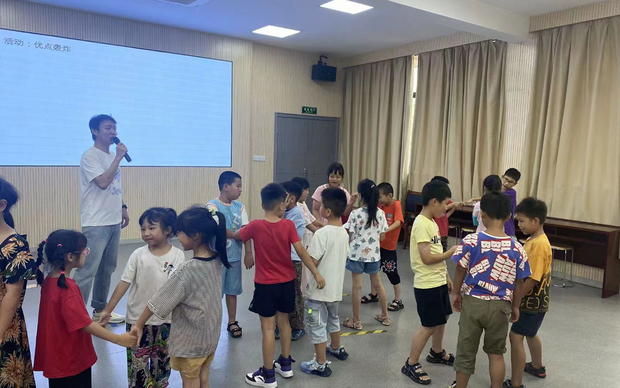 弥勒龙观乡中心学校